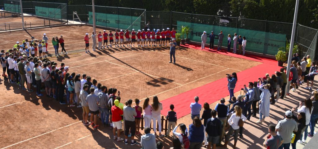 Andy Murray at Emilio Sanchez Academy hommage receivng a tennis court with his name.